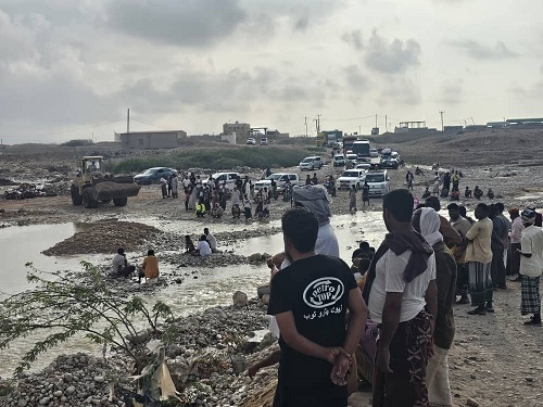 المهرة.. السلطة المحلية تعلن إعادة فتح الطريق الدولي بعد إغلاقه نتيجة سيول الأمطار