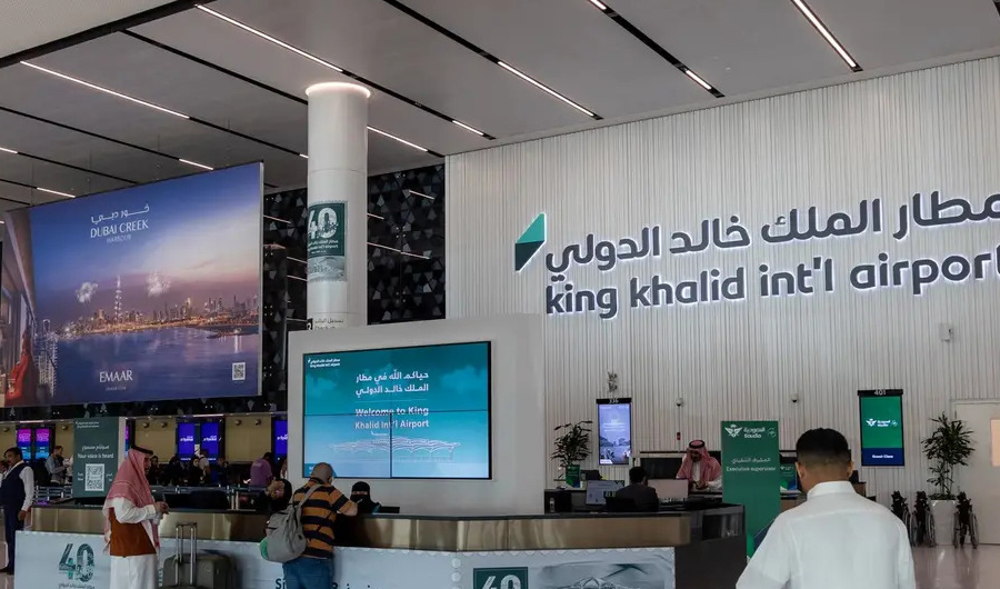 هجوم يستهدف مطار في الرياض والطيران السعودي يعلن توقفه مؤقتا