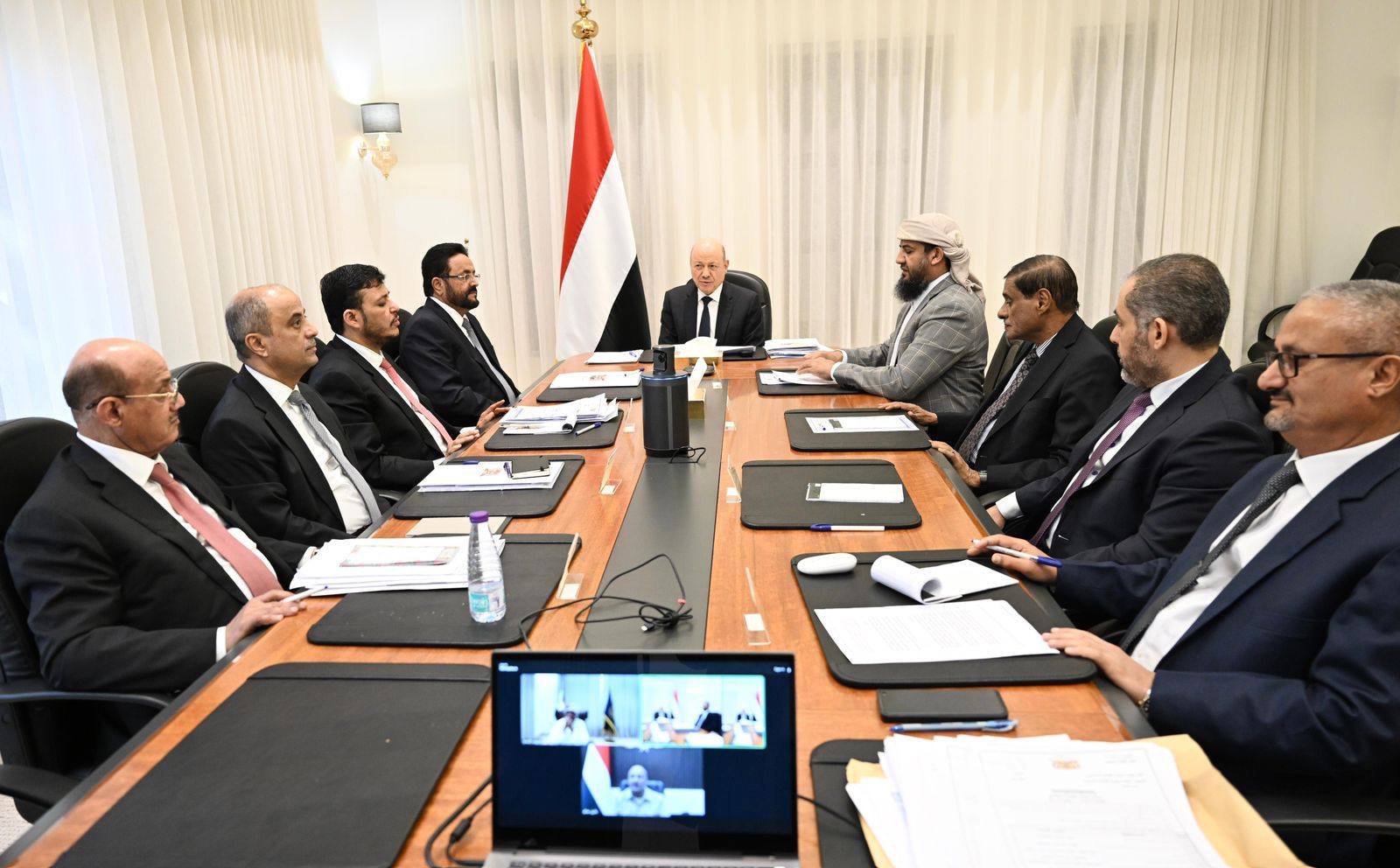 مجلس القيادة يقر إجراءات لدعم الحكومة والبنك المركزي في تعزيز الانضباط المالي