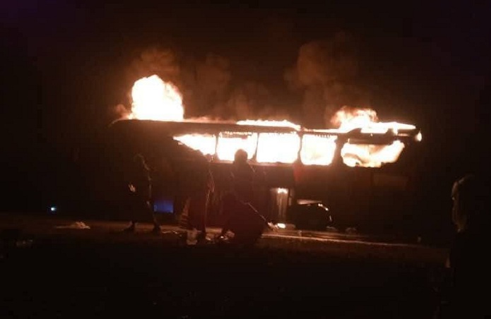 أبين.. حريق يلتهم حافلة نقل جماعي في "نقيل العرقوب" ونجاة المسافرين