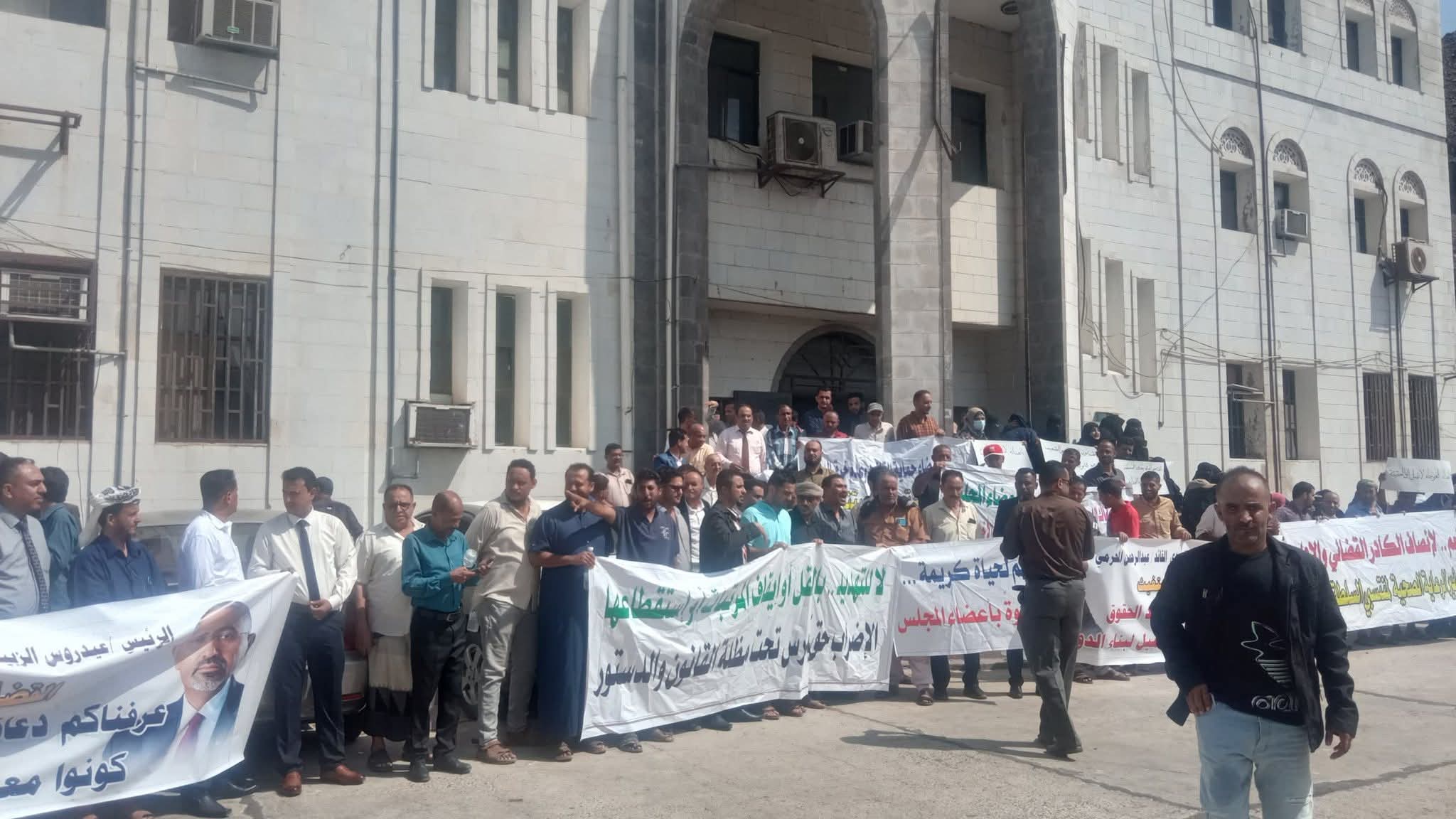 عدن.. قضاة وموظفو السلطة القضائية يطالبون بموازنة مستقلة ويهددون بالتصعيد