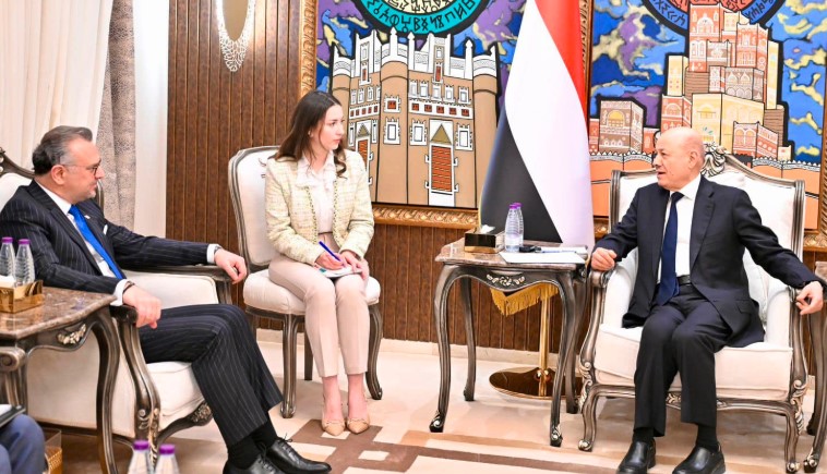 العليمي: قرار إنهاء التواجد العسكري الإماراتي هدف لحماية المركز القانوني للدولة ووحدتها