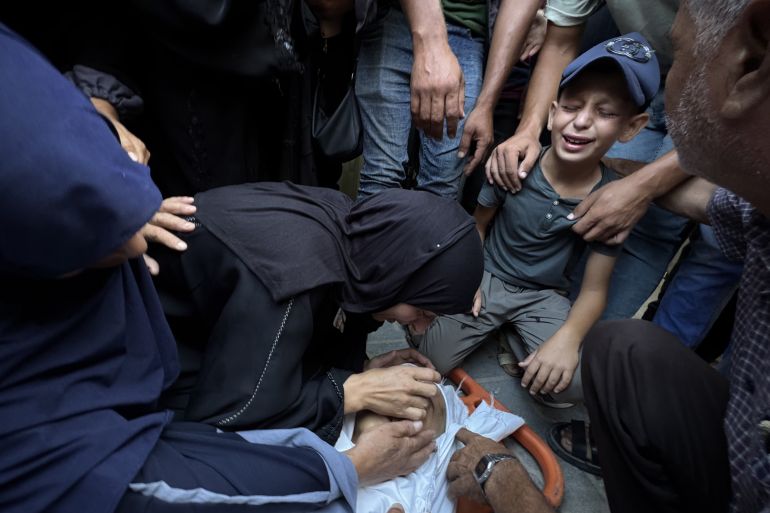 فلسطينيون يبكون شهداء استهدفتهم مدفعية الاحتلال داخل خيامهم في خان يونس ـ الأناضول