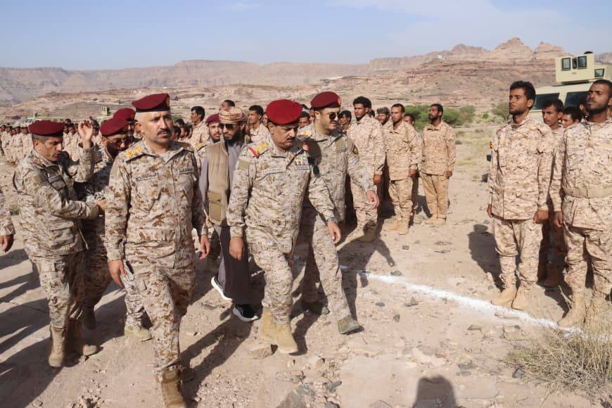 وزير الدفاع يتفقد محوري الرزامات وعلب بصعدة ويشيد بالجاهزية والروح القتالية