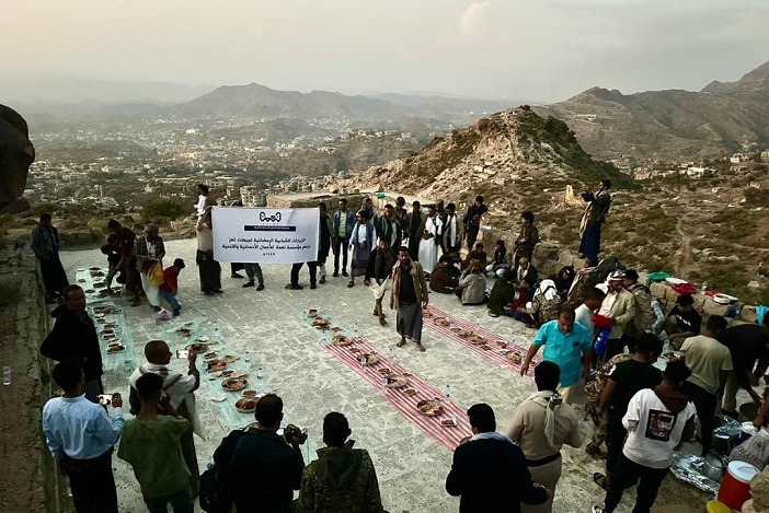 موائد إفطار في جبهات تعز.. مبادرات مجتمعية تعزز الإسناد الشعبي لقوات الجيش (تقرير)