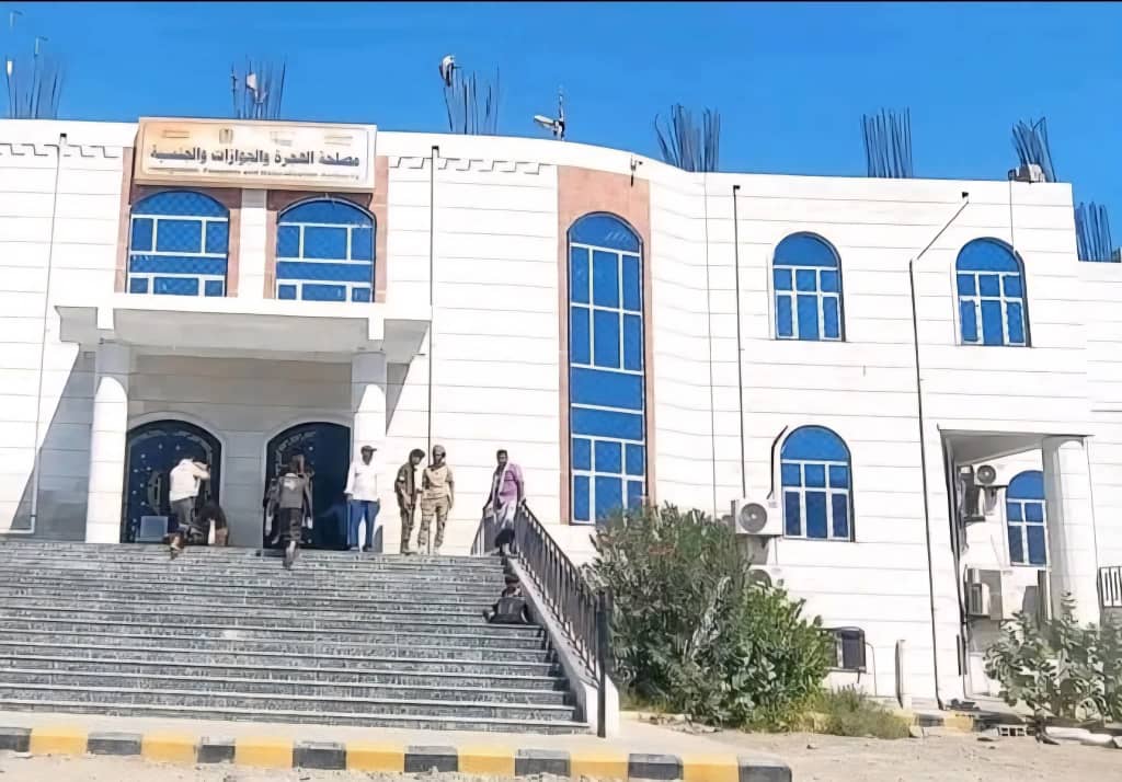 عدن.. قوات أمنية تسيطر على مبنى الجوازات في خور مكسر بعد اشتباكات محدودة