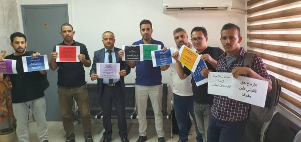 طلاب اليمن في مصر ينفذون وقفة احتجاجية للمطالبة بصرف مستحقاتهم المالية المتأخرة