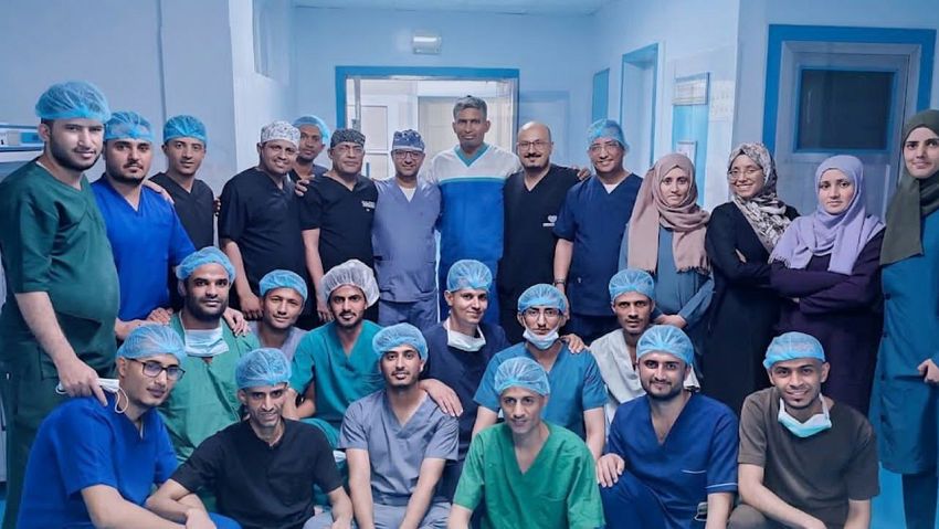 "إنجاز طبي تاريخي".. وزير الصحة يشيد بنجاح أول ثلاث عمليات زراعة كبد في تعز