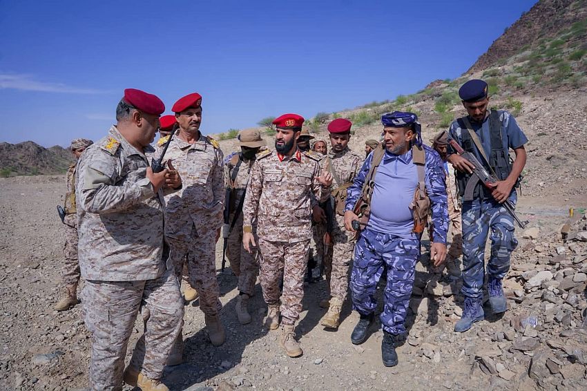 محافظ أبين يتفقد جبهات ثرة ومواقع عسكرية ويشدد على رفع الجاهزية