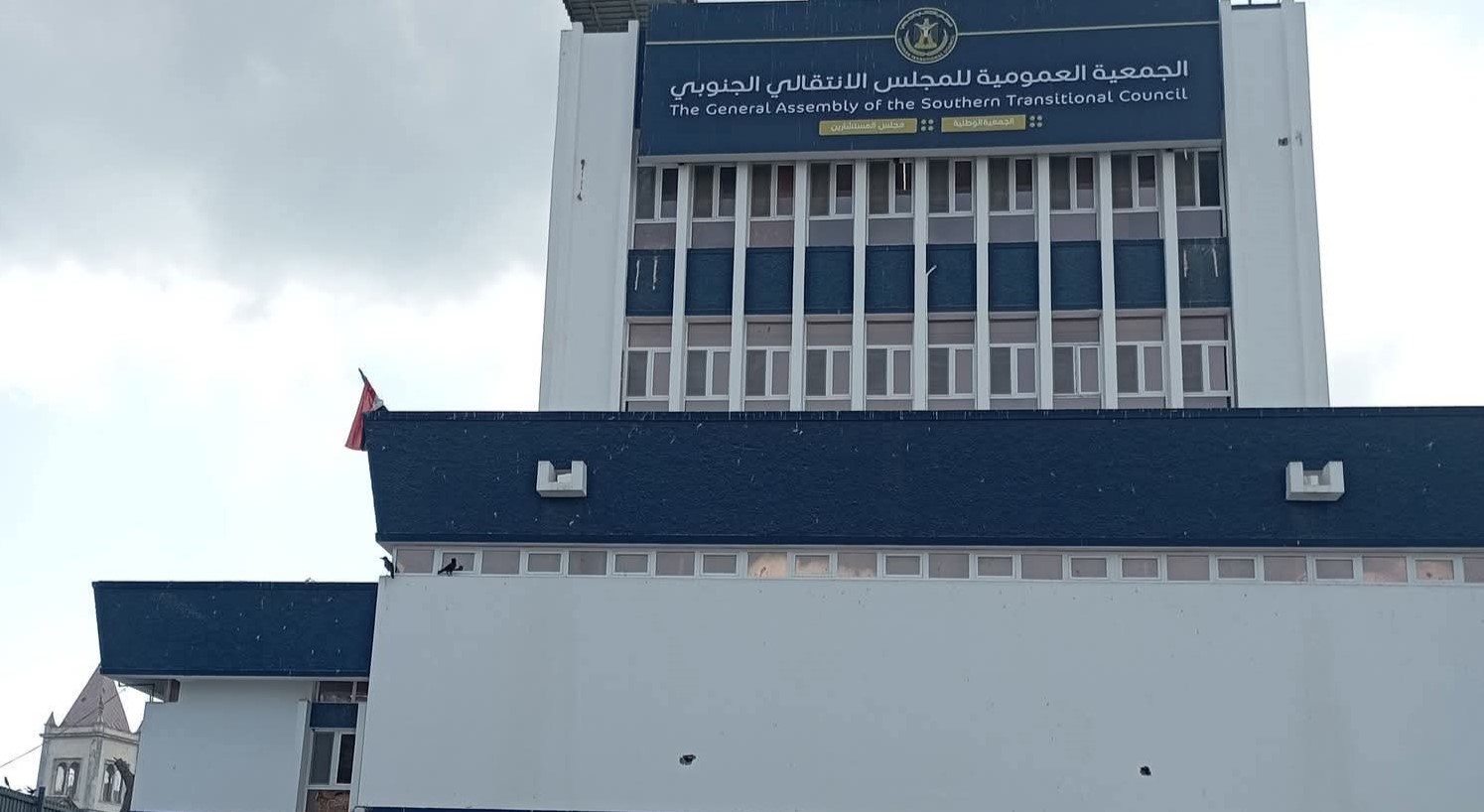 قيادات الانتقالي المنحل تطلب من السعودية رواتب 3500 من موظفيهم و"بن بريك" يصفهم بـ"الرخاص"