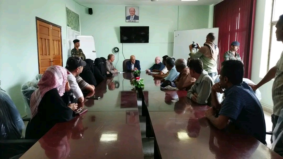 في ظل الحصار الحوثي للمدينة.. محافظ تعز يحث على اتخاذ التدابير اللازمة لتأمين إمدادات مياه الشرب