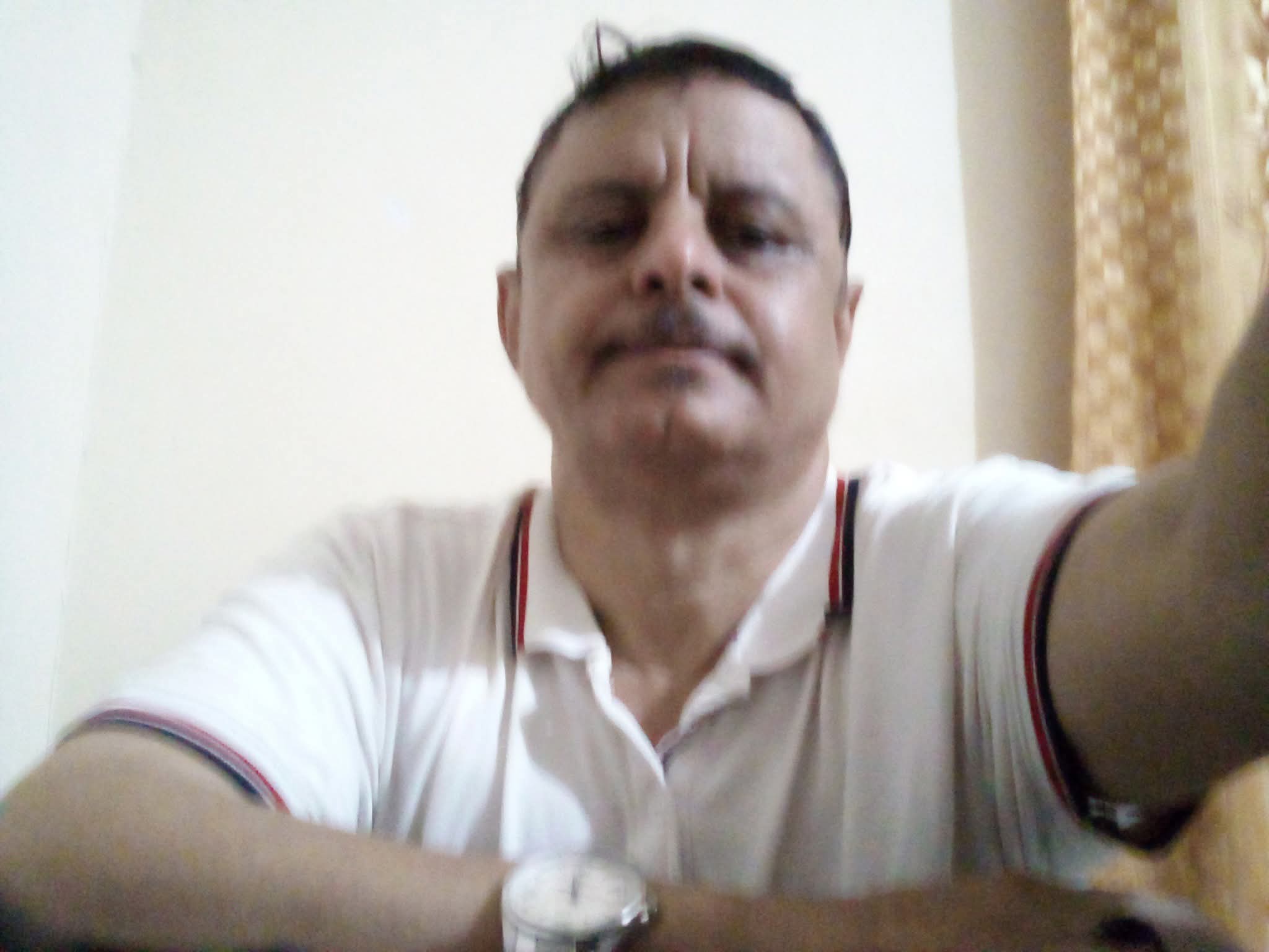 عدن.. قوات الانتقالي تفرج عن صحفي بعد محاولة اختطافه بسبب ألوان قميصه