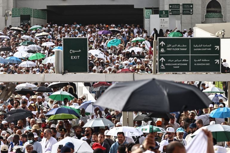 حجاج بيت الله يتوافدون إلى مشعر منى لقضاء يوم التروية