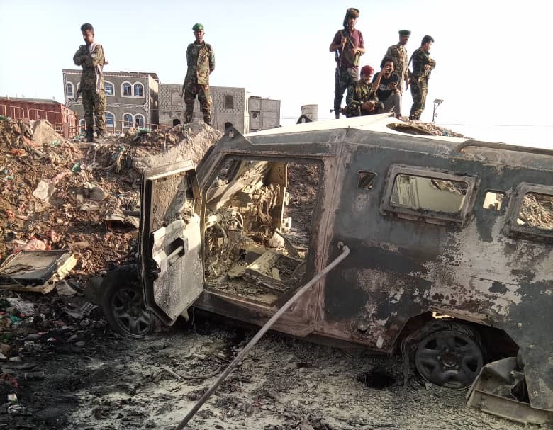 سيارة تدمرت كليا جراء العبوة الناسفة التي استهدفت العميد حمدي شكري في منطقة الجعولة في لحج جنوبي اليمن