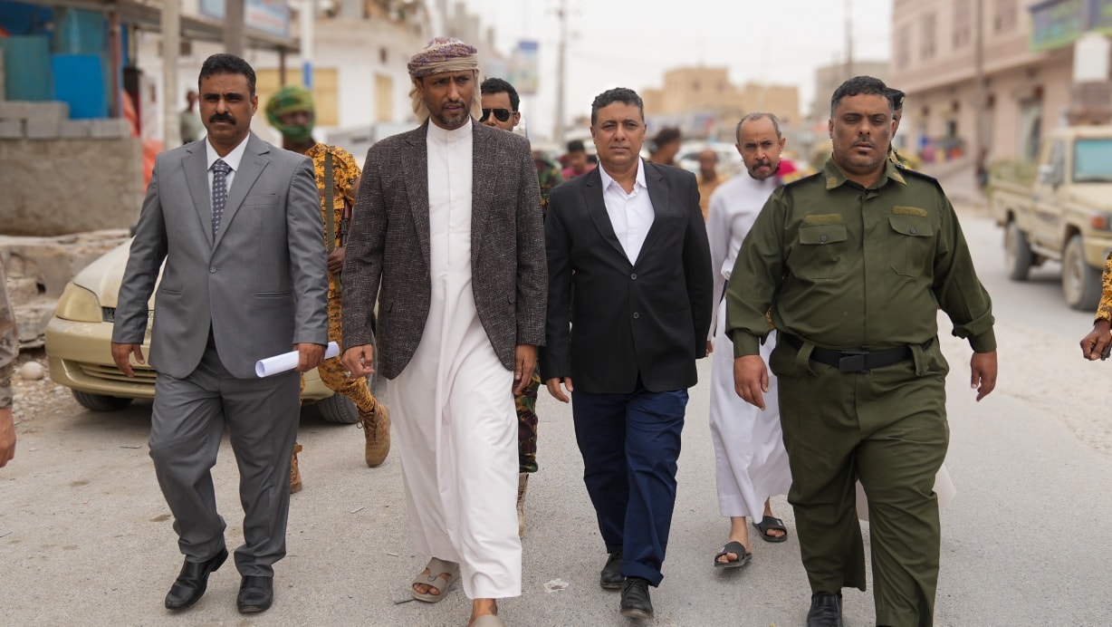 السلطة المحلية بالمهرة تدعو المواطنين للإبلاغ عن مخالفات الأسعار