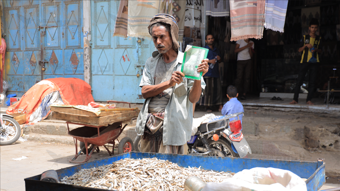 معلمو اليمن... مهن بديلة لتجاوز الغلاء وانقطاع الرواتب