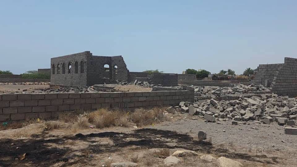 الحديدة.. تدمير منزل مواطن بقصف صاروخي حوثي شمالي الخوخة