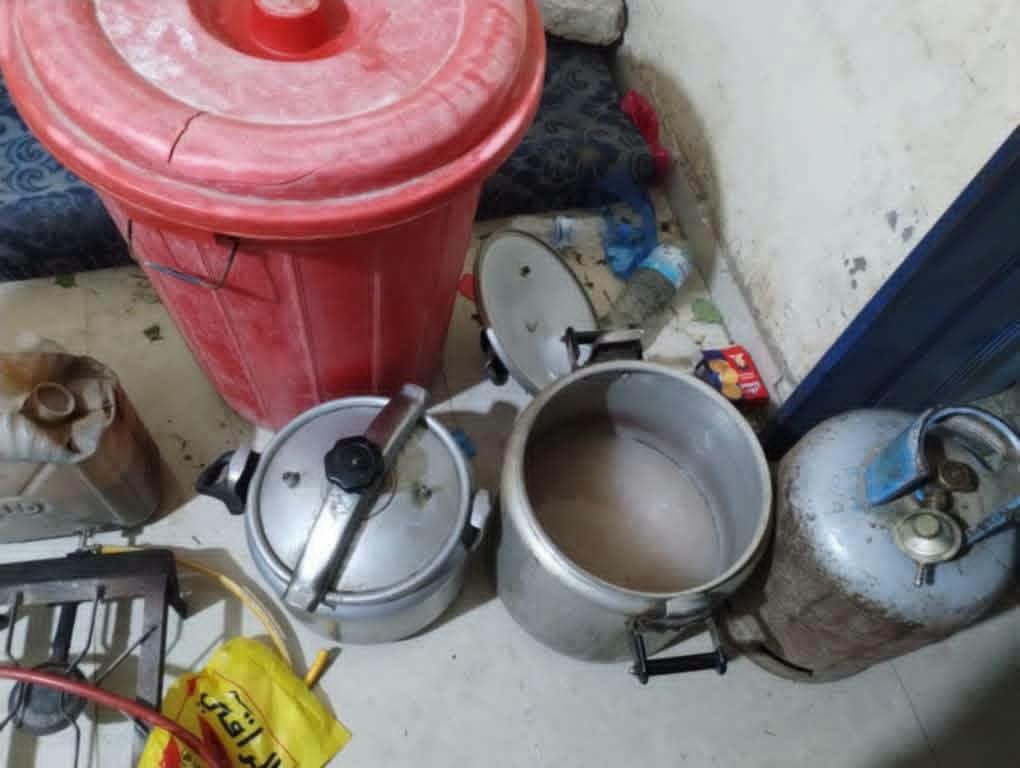 شرطة تعز تضبط معملاً لتصنيع الخمور وتلقي القبض على 3 متهمين