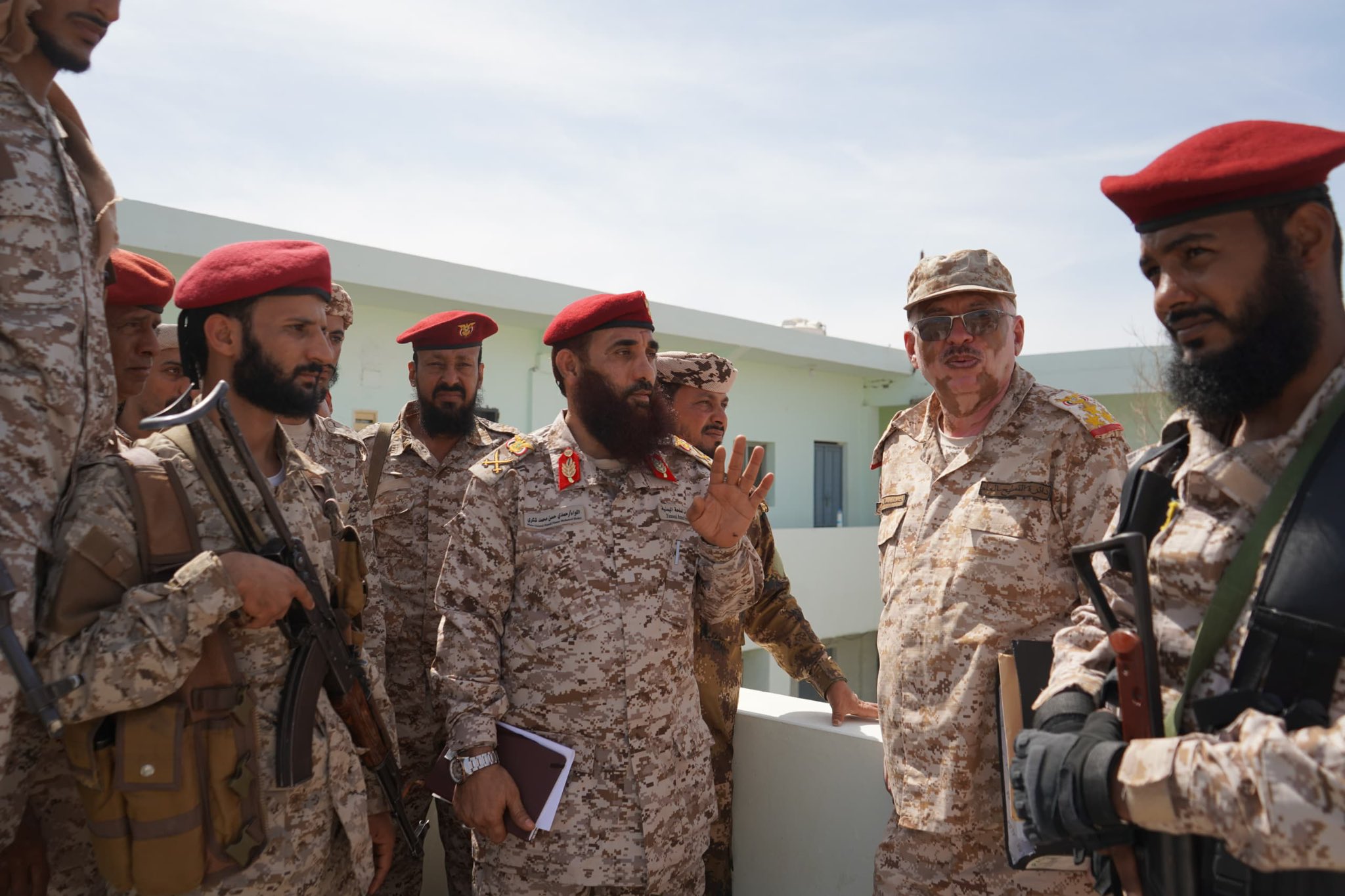 لجنة الدفاع تواصل الإشراف على إجراءات التسليم والاستلام في المنطقة العسكرية الرابعة