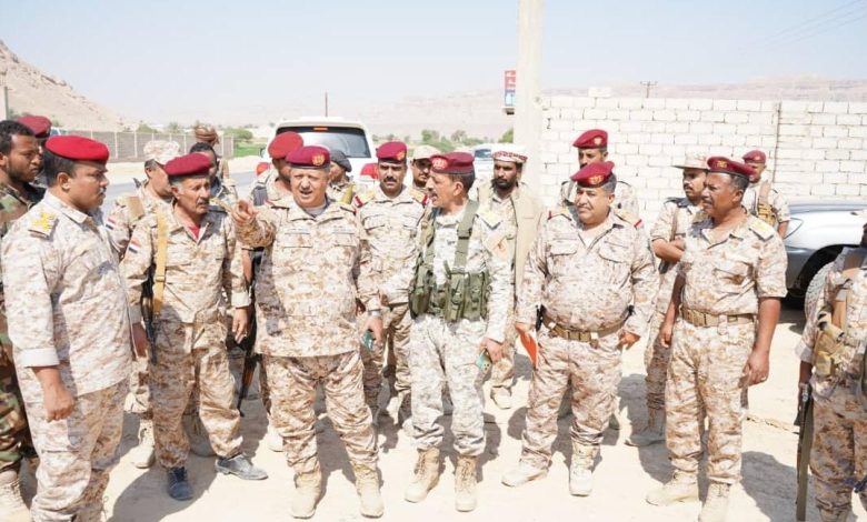 بالتزامن مع تصعيد الانتقالي بحضرموت.. اللواء مرصع يتفقد الجاهزية العسكرية في المهرة