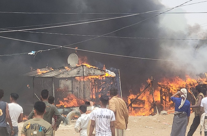 مأرب.. احتراق عدد من الكرفانات والخيام في مخيم الجفينة للنازحين