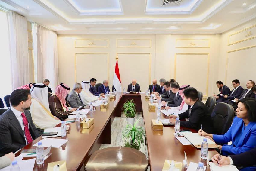 العليمي: رحلة طائرة الحرس الثوري إلى صنعاء انتهاك صارخ للسيادة اليمنية وتحدٍ مباشر للنظام الدولي