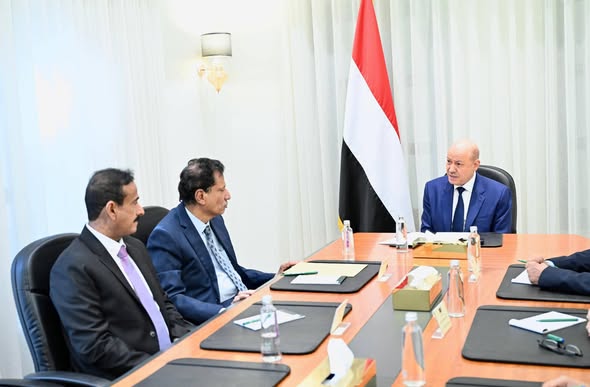 العليمي يوجه محافظي المهرة وشبوة بتثبيت الأمن ومنع أي مظاهر مسلحة خارج إطار الدولة