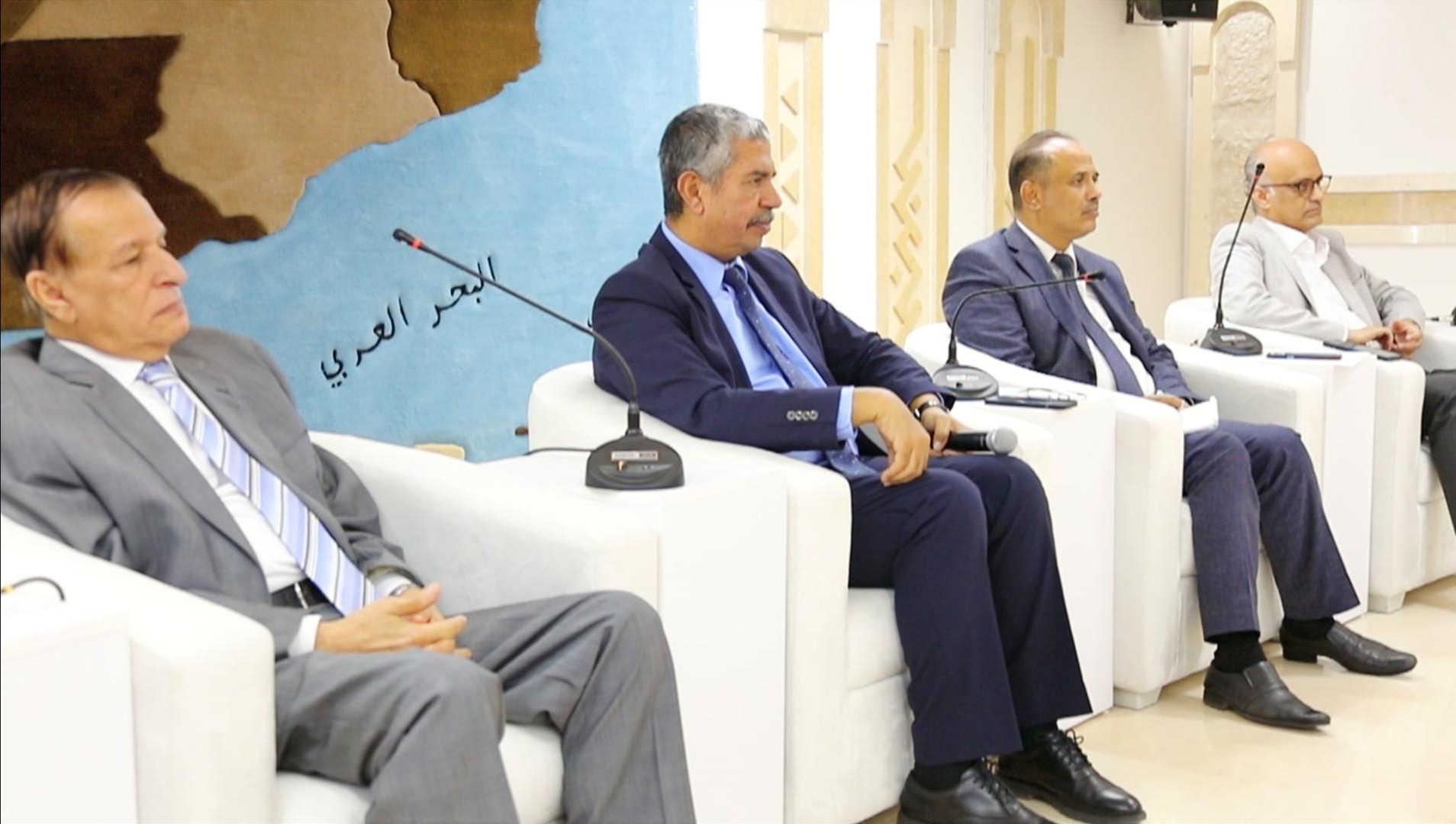 السفير خالد بحاح في لقاء مع أولياء أمور الطلاب في مقر السفارة في القاهرة