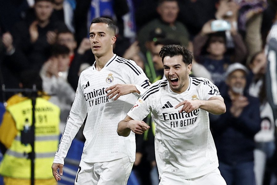 ريال مدريد يهزم إشبيلية برباعية وفالنسيا يواصل نزيف النقاط