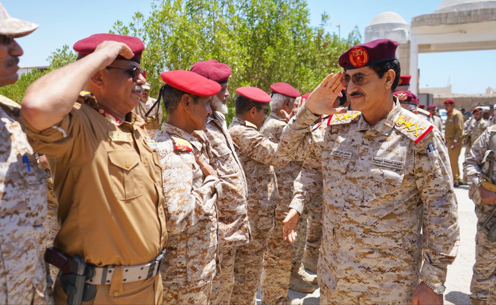 من الداخل إلى الخارج.. كيف تبادلت الحكومة اليمنية والحوثيون أولويات المواجهة؟
