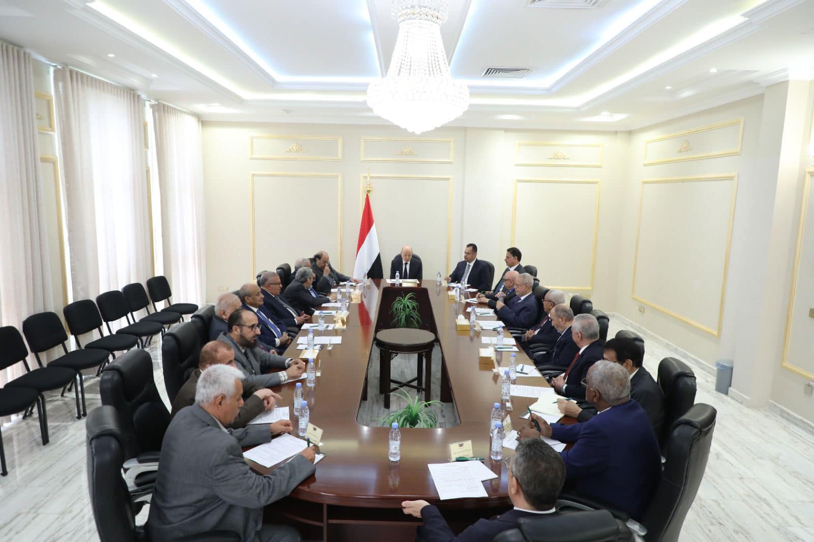 العليمي يجتمع بهيئة المستشارين ويؤكد: تصعيد الانتقالي الخطير لا يمكن توصيفه كخلاف سياسي