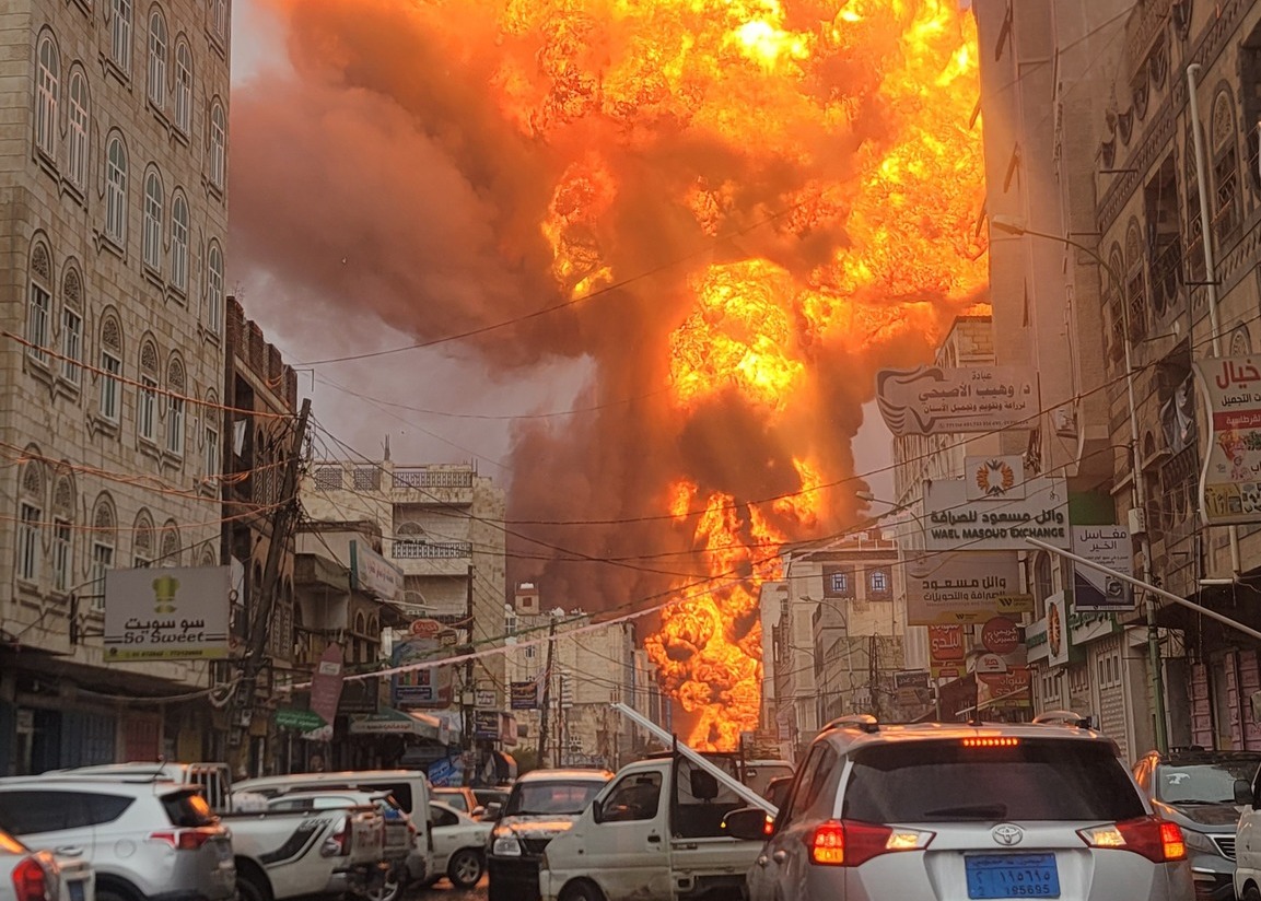 العدو الإسرائيلي يستهدف محطات كهرباء ومخازن مشتقات نفطية في صنعاء