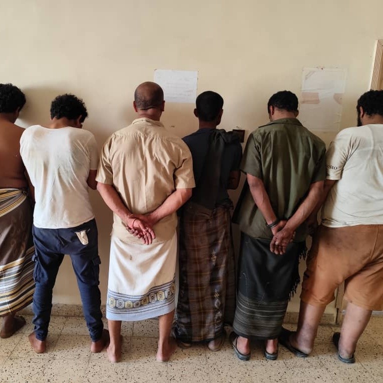 المهرة.. الأجهزة الأمنية تضبط خلية متورطة بالسرقة وترويج المخدرات