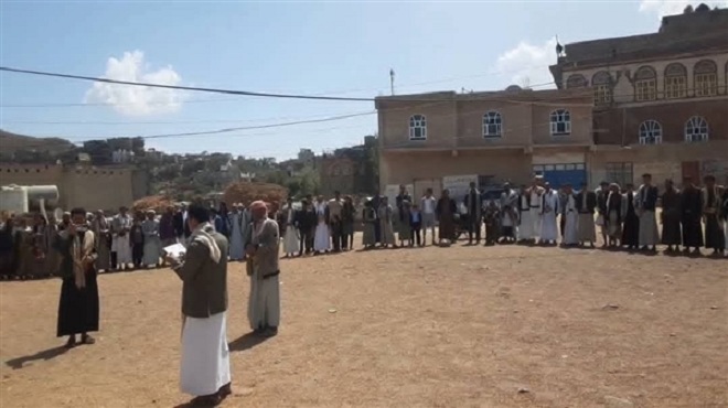 إب.. احتجاجات محلية ضد الحوثيين تنديداً بتعطيل مبادرة رصف طريق واستمرار تلويث البيئة ونشر الأوبئة