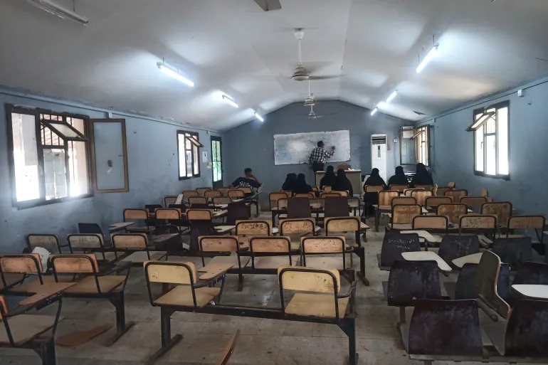 الشباب بسوق الخضروات.. جامعات اليمن بلا طلبة وأرقام صادمة عن انهيار التعليم