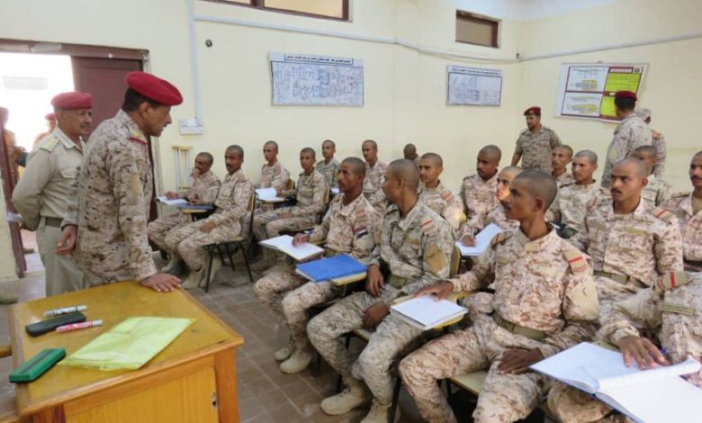 نائب رئيس هيئة الأركان يتفقد سير العملية التعليمية في الكلية الحربية بعدن