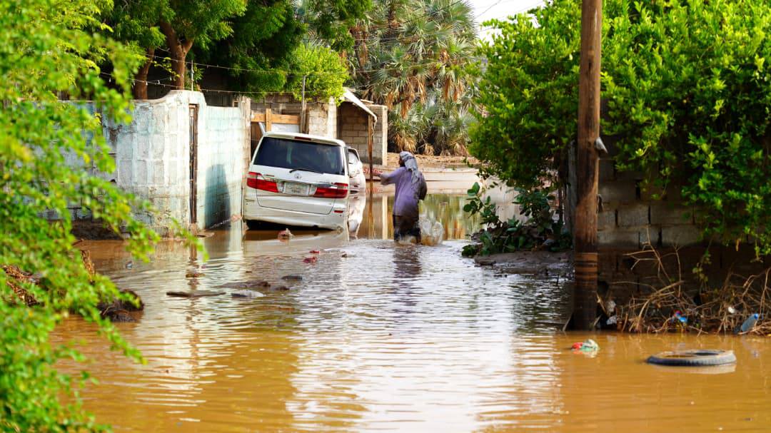 عدن.. "لملس" يعلن البريقة منطقة منكوبة والشرطة تنتشل جثة مفقود جرفته السيول