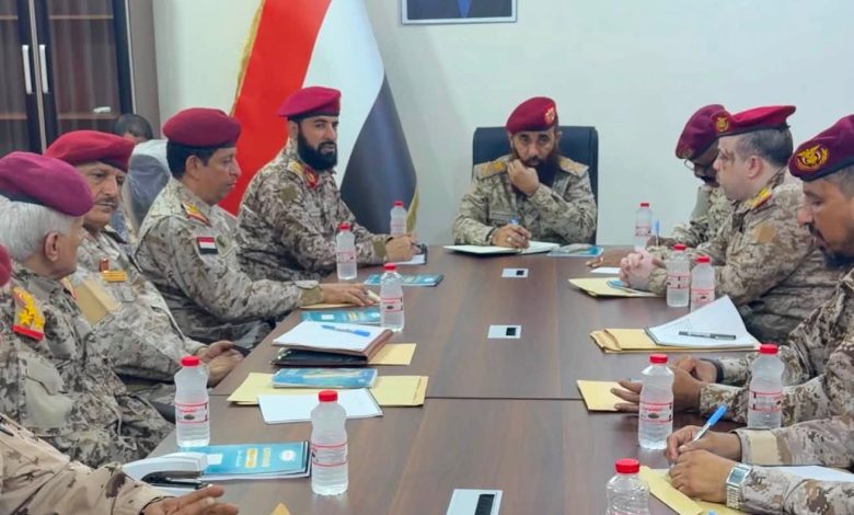 قائد المنطقة العسكرية الرابعة يشدد على رفع الجاهزية القتالية في خطوط التماس