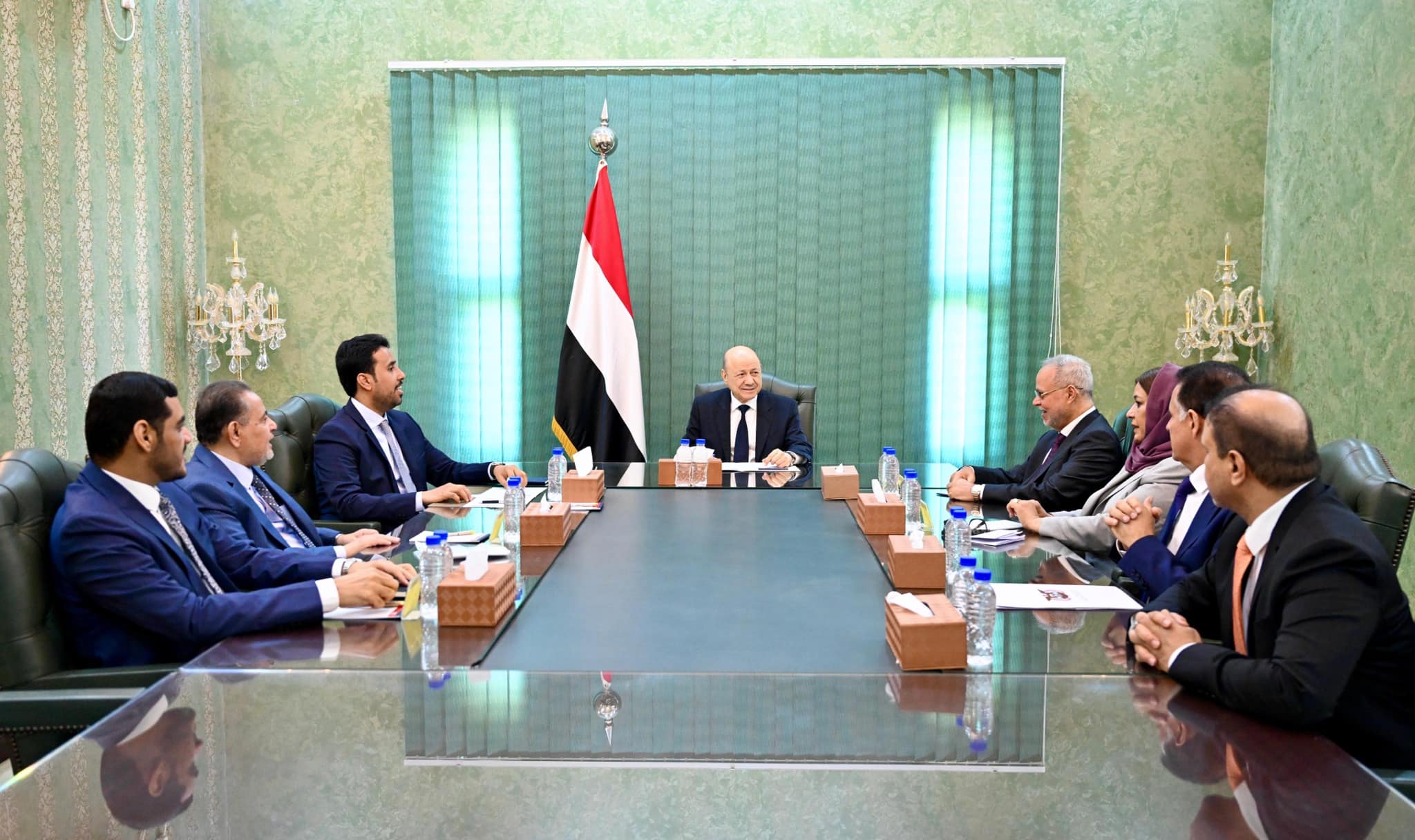 العليمي يؤكد الالتزام بتعزيز الجبهة الداخلية ومعالجة أي تباينات تحت سقف الدولة