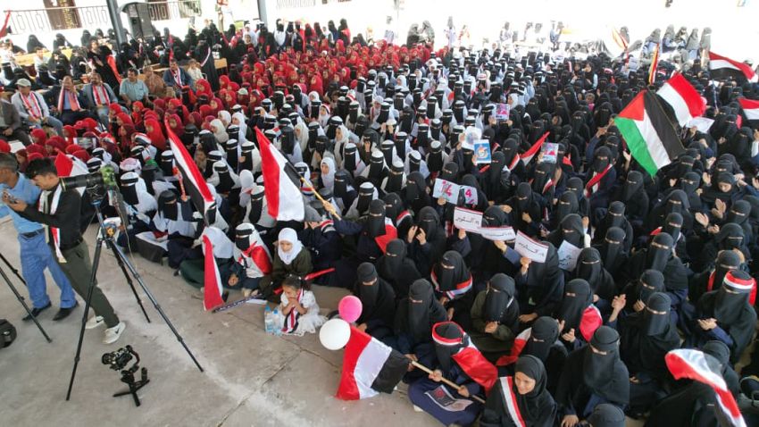 ٤ آلاف طالبة في مأرب يحتفين بثورتي سبتمبر وأكتوبر بعروض كرنفالية ووطنية