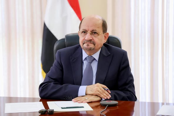 رئيس الوزراء يؤكد مضي الحكومة في إعادة ترتيب الوضع السياسي والعسكري