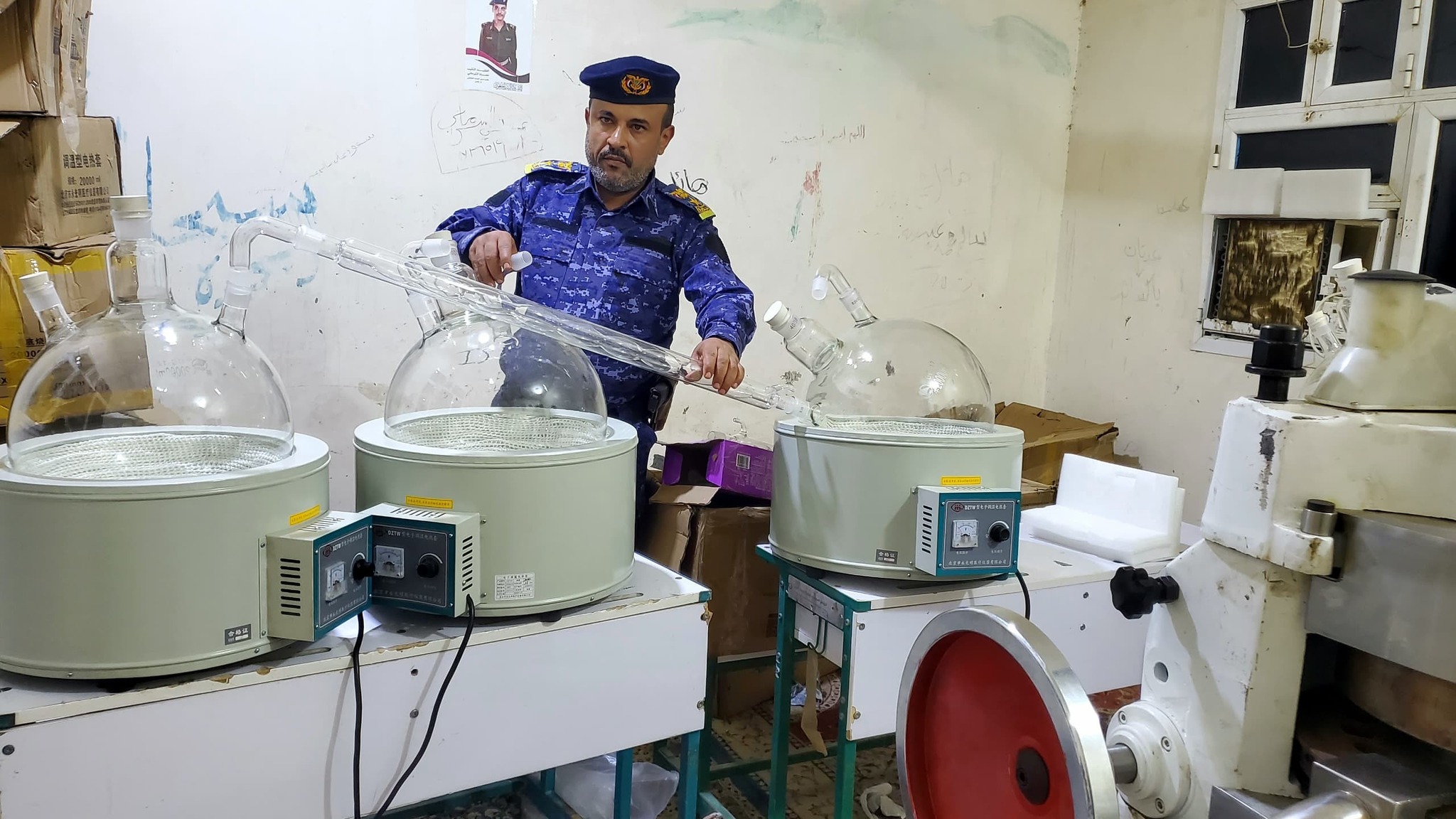أمن المهرة يحبط محاولة إنشاء أول معمل لإنتاج المخدرات الصناعية