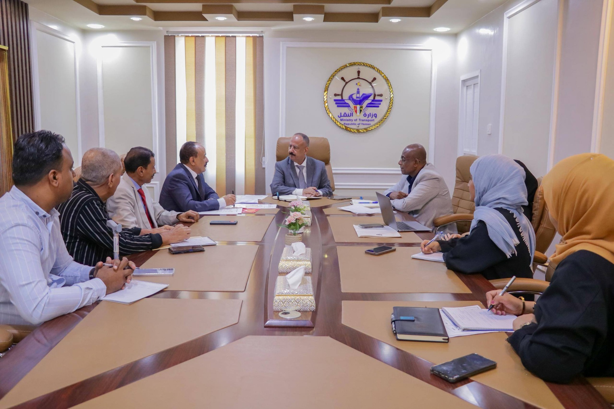 وزير النقل يناقش نشاط موانئ البحر العربي ومشروع إعادة تأهيل ميناء المخا