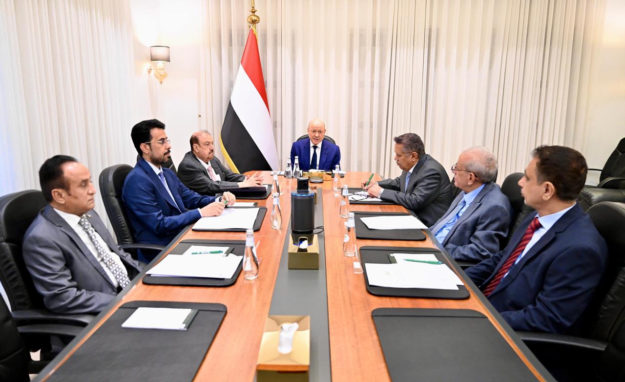 العليمي: الدولة ماضية في برنامج الإصلاحات والردع الحازم للتصعيد الحوثي