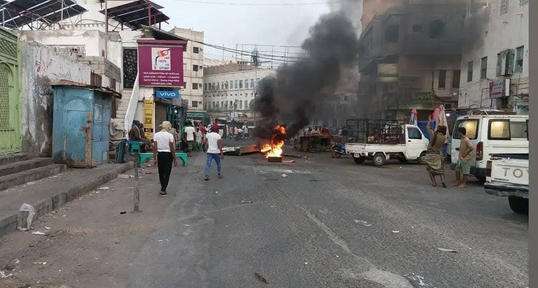 احتجاجات غاضبة في المكلا تنديدا بتردي الخدمات وانقطاع الكهرباء 