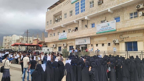 وقفة احتجاجية لطلاب جامعة سقطرى تنديدًا بإغلاق الجامعة من قبل الإمارات