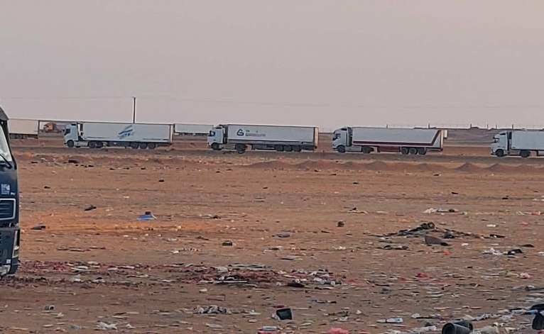 منفذ الوديعة.. تكدس كبير لشاحنات البضائع والسائقون يشكون من تكبّدهم خسائر فادحة