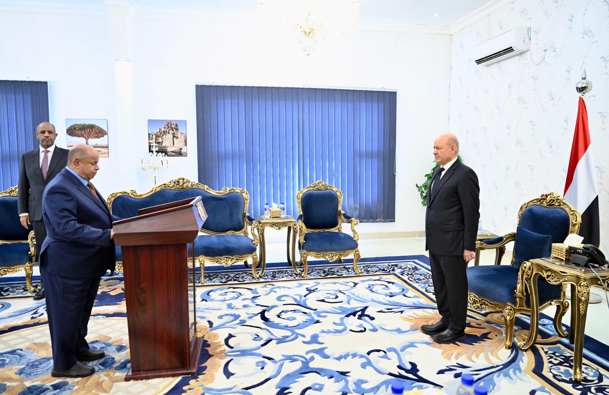 محافظ حضرموت يؤدي اليمين الدستورية.. والعليمي يحثه على تعزيز الشراكة