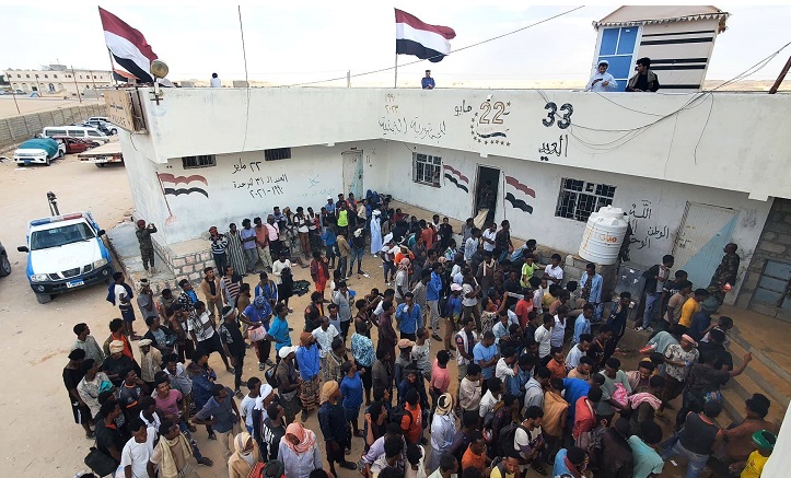 المهرة.. شرطة شحن تضبط شبكات تهريب مهاجرين غير شرعيين وتُرحّل أكثر من 400 مهاجر