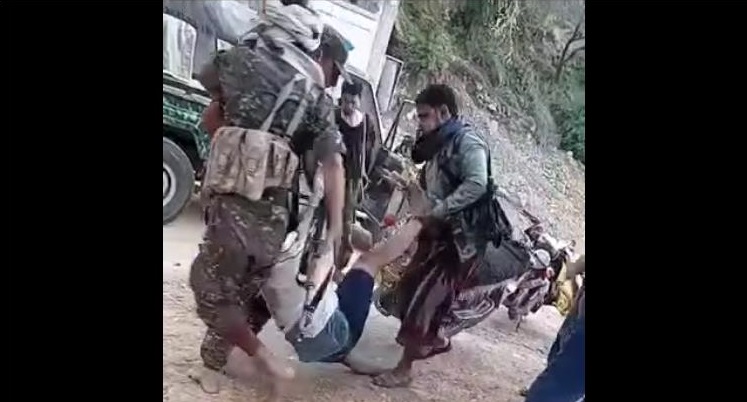 لقطة من فيديو لعملية قتل المواطن عبدالملك الأزرق ـ منظمة مساواة